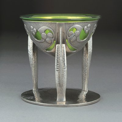 Una copa de peltre y vidrio Tudric de Giovanni Bigatti