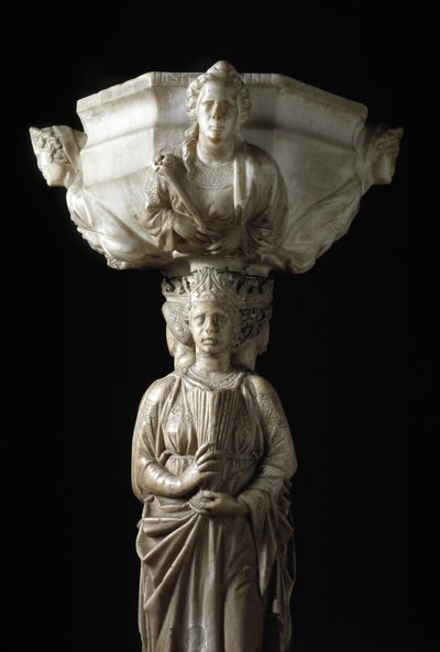 Pila de agua bendita en el pilar decorada con las tres virtudes teologales y una fuente decorada con los bustos de las cuatro virtudes cardinales. Escultura de Giovanni Pi de Giovanni Pisano