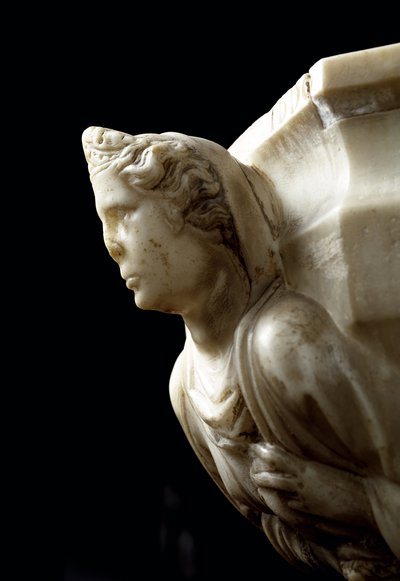 Pila de agua bendita en el pilar decorada con las tres virtudes teologales y una fuente de agua decorada con los bustos de las cuatro virtudes cardinales - detalle de Giovanni Pisano