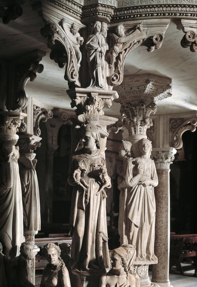 Detalle de los grupos esculpidos que sostienen la silla realizados por Giovanni Pisano (1248-1314): la Iglesia alimenta a sus hijos (detalle) de Giovanni Pisano