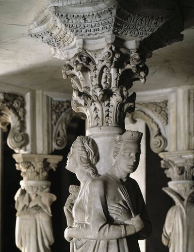 (detalle) de los grupos escultóricos que sostienen la Silla realizada por Giovanni Pisano: las Virtudes Teologales de Giovanni Pisano