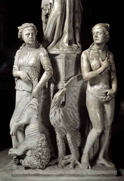 Detalle de los grupos esculpidos que sostienen la silla realizada por Giovanni Pisano: dos virtudes cardinales de Giovanni Pisano