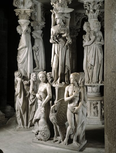 Detalle de los grupos esculpidos que sostienen la silla realizados por Giovanni Pisano (1248-1314): la Iglesia alimenta a sus hijos y dos de las cuatro virtudes cardinales (detalle) de Giovanni Pisano