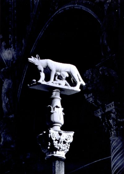 La loba de Siena, con los gemelos Rómulo y Remo, fachada de la Piazza del Duomo de Giovanni Pisano