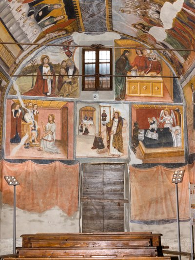 La puerta principal de la Capilla Botoneri con las pinturas que representan la Pasión de Cristo de Giovanni di Cherasco Botoneri