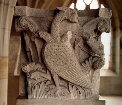 El pájaro de tres cabezas (capitel tallado de la sala capitular) de Gislebertus