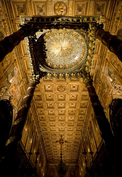 Vista del techo con cajas de madera marcadas y doradas por Giuliano da Sangallo (1445 circa 1516) y altar mayor hecho por el arquitecto Ferdinando Fuga (1699-1781). Basílica de Santa Maria Maggiore, Roma de Giuliano Giamberti da Sangallo