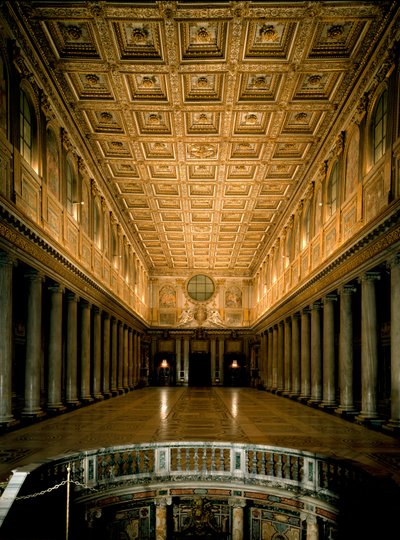 Vista de la nave central y el techo artesonado de madera marcado y dorado de Giuliano Giamberti da Sangallo