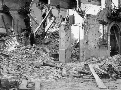 Los bombardeos de Sermide. Dos personas entre los escombros de un edificio destruido de Giulio Anderlini