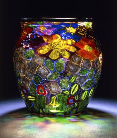 Un jarrón de vidrio Murrhine, con cuatro mariposas, flores y hojas, c.1918 de Giuseppe Barovier