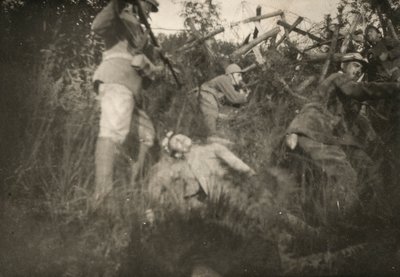 Simulación de un asalto en una trinchera del Carso durante la Primera Guerra Mundial de Giuseppe Gentilini