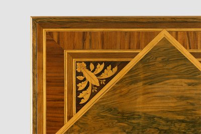 Detalle de la parte superior de una mesa con taracea floral de Giuseppe Maggiolini