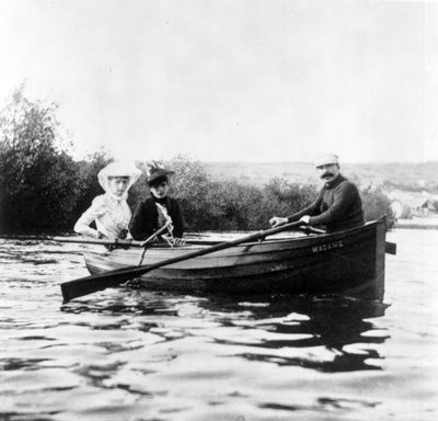 Guy de Maupassant en un bote con Genevieve Straus y Colette Dumas Lippman, c.1889 de Giuseppe Primoli
