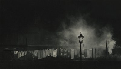 El tendedero y el tren echan humo por la noche de Godfrey Macdominic