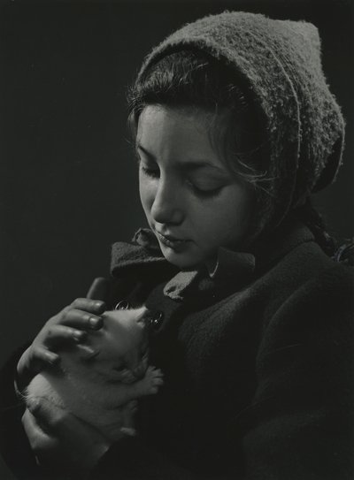 Niña con un gatito blanco en brazos. Principios de los años 50 de Godfrey Macdominic