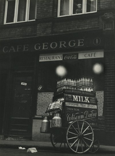 Escena callejera londinense años 50 de Godfrey Macdominic