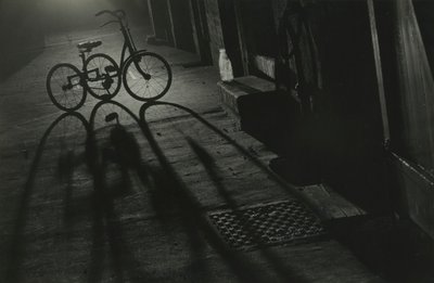 Silueta de un triciclo de noche de Godfrey Macdominic