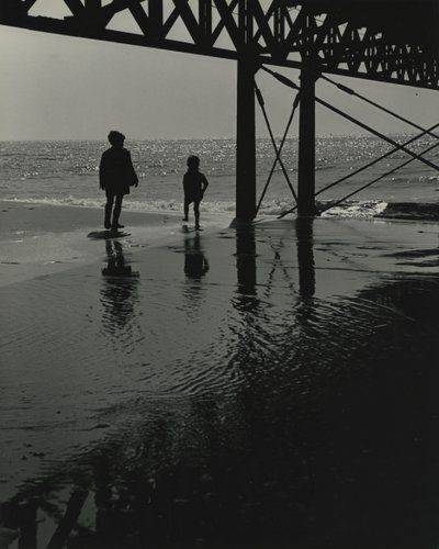 Dos niños jugando en la playa. de Godfrey Macdominic