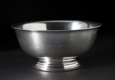 Trofeo de tenis en forma de cuenco de plata presentado a Sally Ride de Gorham Manufacturing Company
