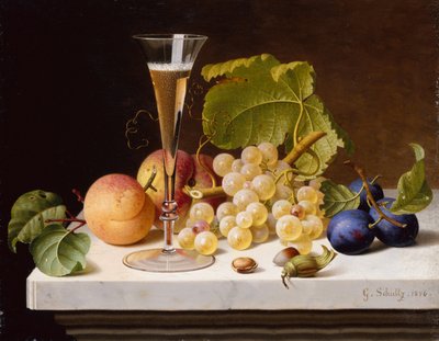Uvas, melocotones, ciruelas, nueces y una copa de champán sobre una cornisa de mármol de Gottfried Schultz