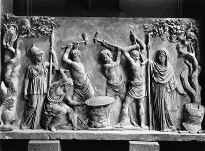 Hefesto y los cíclopes forjando el escudo de Aquiles (mármol) (foto en blanco y negro). de Greco Roman Greco Roman