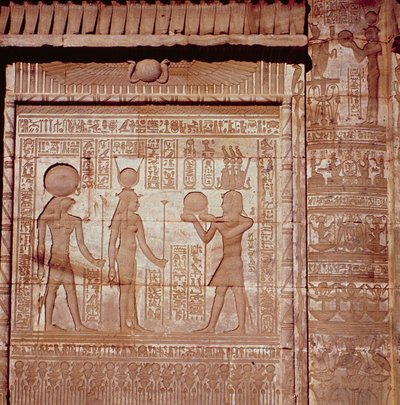 Relieve que representa a un faraón haciendo una ofrenda a Hathor y Horus, de la Casa de Nacimiento Romana, o Mammisi, en Dendera, c.125 a.C.-60 d.C. de Greco Roman