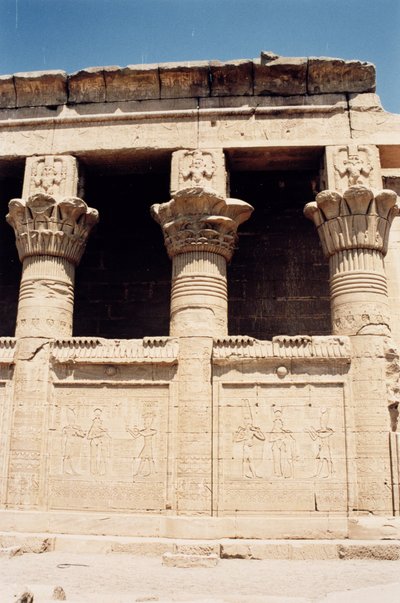 La pared sur de la Casa de Nacimiento Romana, o Mammisi, con relieves que representan a un faraón haciendo ofrendas a los dioses y columnas coronadas con imágenes de Bes, c.125 a.C.-60 d.C. de Greco Roman