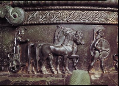 Una cuadriga y un hoplita, detalle del friso alrededor del cuello del Cráter de Vix de Greek