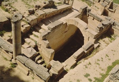 Vista aérea del ninfeo, restaurado por los romanos en c.20 a.C. de Greek
