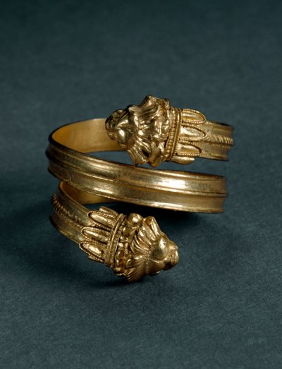 Arte de la Gran Grecia: anillo de oro con protomas de león. Finales del siglo IV-comienzos del siglo III a.C. de Tarento, Italia. Tarento, Museo Arqueológico Nacional de Greek