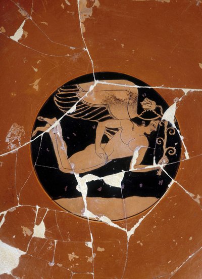 Copa ática con figuras rojas (detalle) firmada por el alfarero Kachrylion representando a un héroe griego bajo la apariencia de un joven apuesto con alas (puede ser Eros), 510 a.C. Cerámica griega restaurada. Museo Arqueológico de Florencia (detalle) de Greek