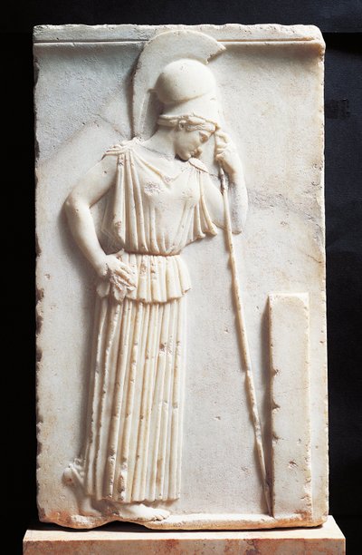 Bajorrelieve que representa a Atenea de luto frente a una estela de Greek
