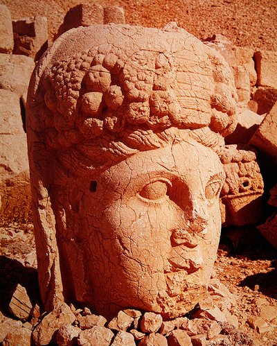 Cabeza colosal con los rasgos de la diosa Tyche de Greek