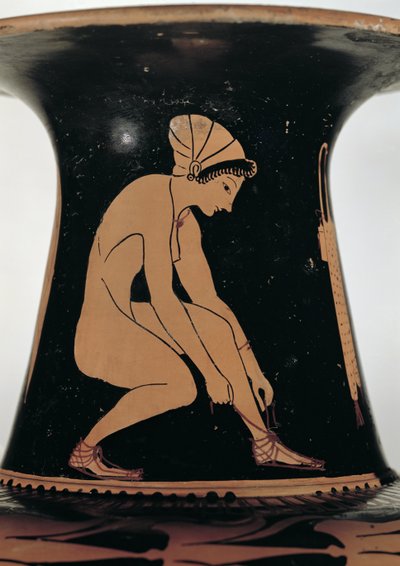 Mujer agachada atándose la sandalia (detalle) de Greek