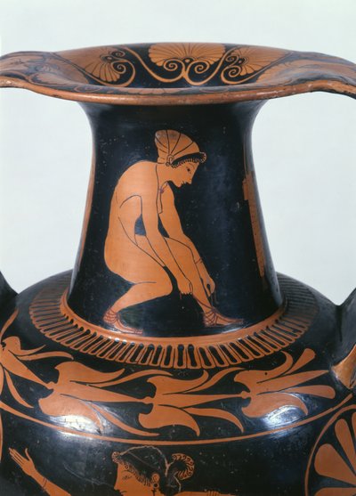 Mujer agachada atándose la sandalia, (detalle) del cuello de una ánfora de figuras rojas áticas, hecha por Pamphaios y pintada por Oltos, c.510-500 a.C. de Greek