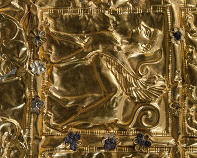 Detalle de una lámina con decoración en relieve de Delfos de Greek