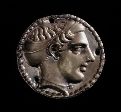 Applique de oro con cabeza femenina que lleva un sakos, de Kerch, siglo V de Greek