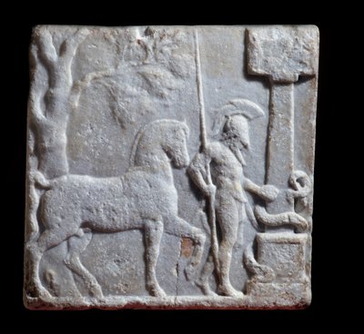 Estela de mármol decorada con un jinete y su caballo de Greek