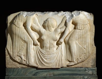 El nacimiento de Venus saliendo de las olas apoyada por las Horas. Relieve del trono Ludovisi, de Locri. 460-450 a.C. Museo Nacional Romano (Palazzo Altemps) de Greek