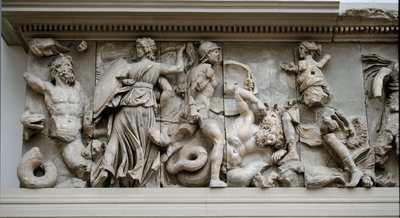 Arte griego: representación de Hécate y Artemisa. Friso del altar de Zeus en Pérgamo, bajorrelieve de Eumenes II de Greek