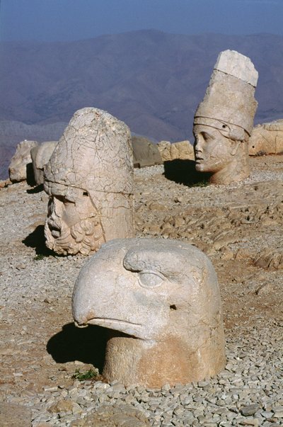Cabeza de Zeus-Oromandes, una diosa y un águila de Greek