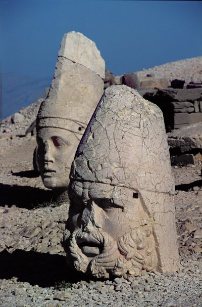 Cabeza de Zeus-Oromandes y una diosa de Greek