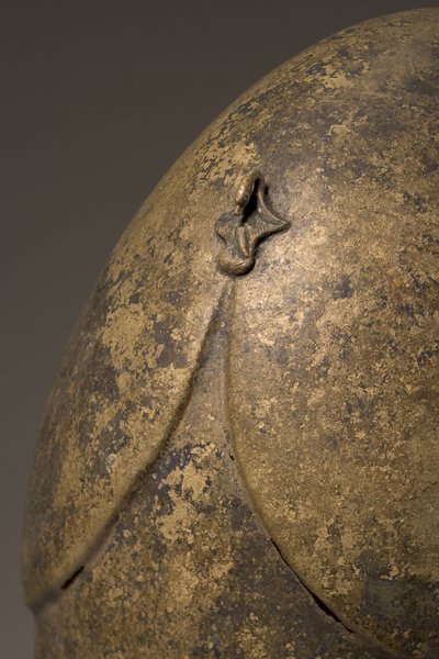 Casco con aplique fálico, calcídico, siglo V-IV a.C. (detalle) de Greek