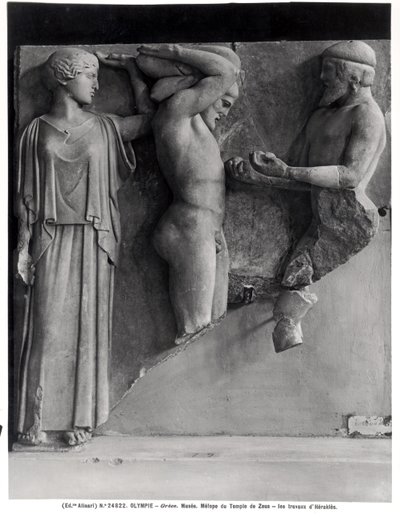 Metope X del Templo de Zeus que representa a Hércules recibiendo las manzanas doradas de las Hespérides de la mano de Atlas, mientras Minerva descansa un cojín en su cabeza de Greek