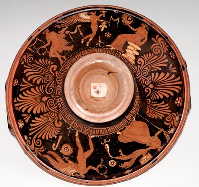 Patera con ménade y Eros (terracota, 325-300 a.C.) de Greek