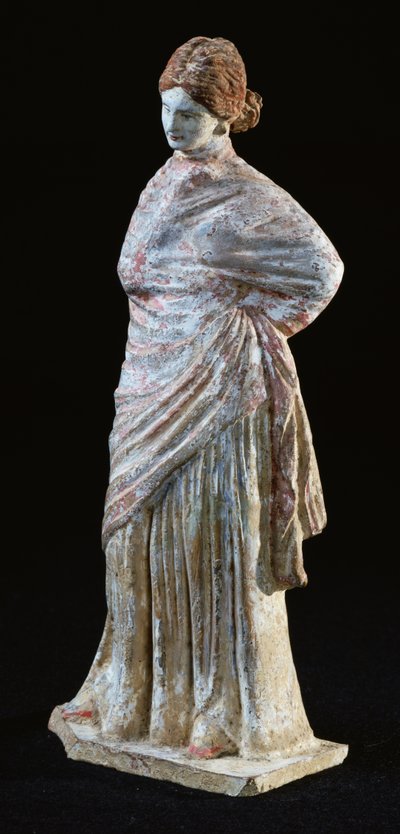Estatuilla de una mujer con ropa drapeada, de Tanagra, Beocia de Greek