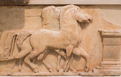Cuatro caballos (cuadriga) tirando de un carro del friso sur del Tesoro de los Sifnios, construido c.530-480 a.C. de Greek