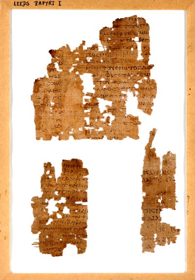 Tres fragmentos de papiro no relacionados montados en un marco de Greek