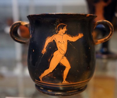 Antigua taza griega roja sobre negro que representa a un atleta de Greek School