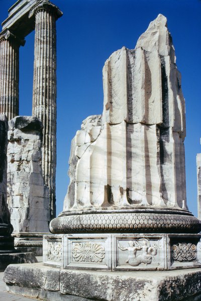 Base de una columna en el Templo de Apolo, c.300 a.C. de Greek School